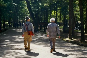 Beneficios de dar un paseo a las personas mayores img